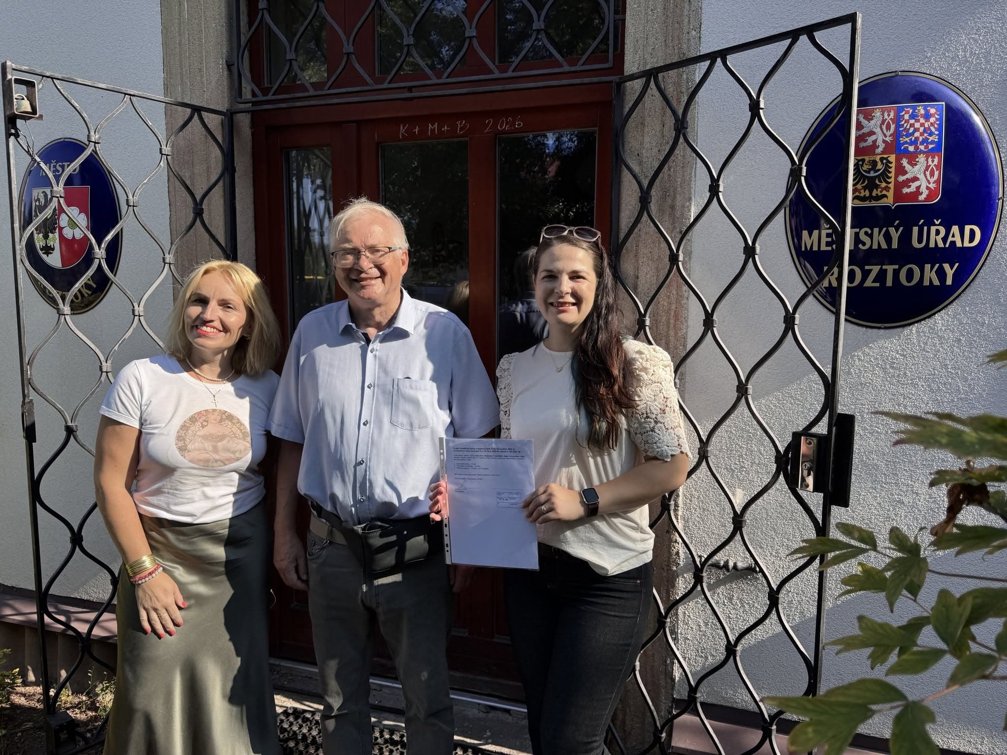 Eva Králová, starosta Roztok Jaroslav Drda a Daria Hrnčířová při podání kandidátní listiny